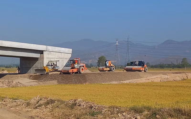 Tiến độ thi công các hạng mục đường gom, cầu vượt ngang thuộc dự án đường cao tốc Vĩnh Hảo-Phan Thiết chưa đạt kỳ vọng do vướng mắc thủ tục gia hạn các mỏ đất đắp theo cơ chế đặc thù.