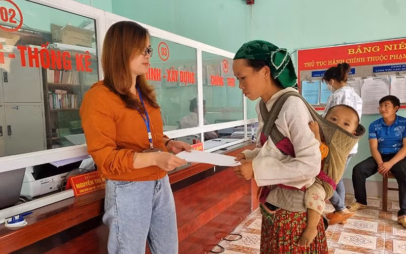 Người dân lấy kết quả tại bộ phận một cửa xã Phú Lũng, huyện Yên Minh (Hà Giang).