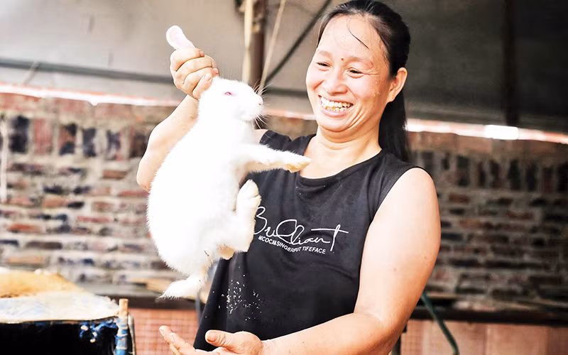 Niềm vui của chị Mẫn Thị Thắm, thôn Sơn Quả 1, nhờ nguồn vốn ưu đãi để đầu tư nuôi thỏ, mang lại thu nhập khá cho gia đình.