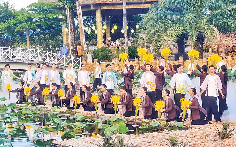 Áo bà ba do các người mẫu chuyên nghiệp và không chuyên trình diễn trong chương trình nghệ thuật “Nụ cười Hậu Giang”.