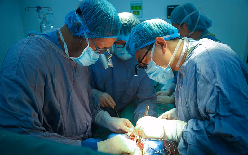 Các bác sĩ thực hiện ca ghép.