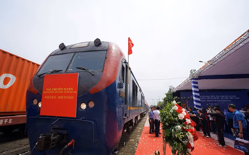 Chuyến tàu đầu tiên chuyên tuyến Thạch Gia Trang, tỉnh Hà Bắc (Trung Quốc)-Yên Viên (Hà Nội) tới ga Yên Viên ngày 2/8/2023. (Ảnh TÂN HOA XÃ)