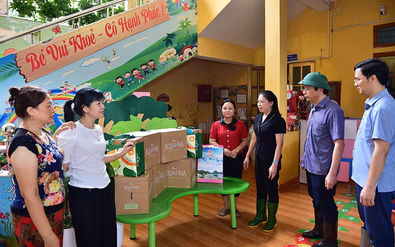 Đại diện lãnh đạo tỉnh Tuyên Quang và ngành Giáo dục tỉnh thăm, động viên cán bộ, giáo viên các trường học bị ngập trong bão, lũ.