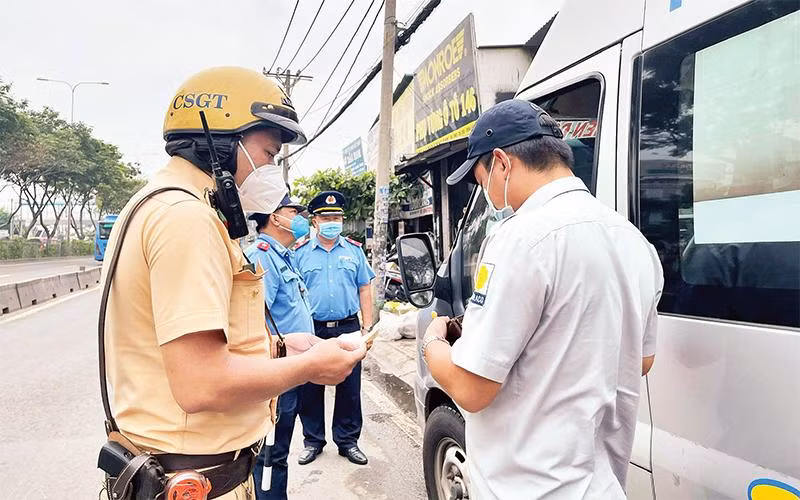 Đội Thanh tra giao thông số 5, Thanh tra Sở Giao thông vận tải kiểm tra, xử lý một tài xế xe khách vi phạm đón khách dọc đường.