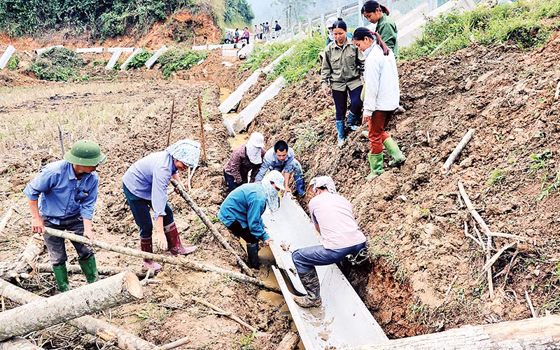 Đoàn viên, hội viên huyện Hàm Yên (Tuyên Quang) tham gia bê-tông hóa hệ thống kênh mương nội đồng.