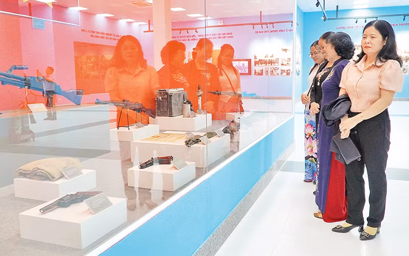 Các đại biểu tham quan Nhà trưng bày Xứ ủy Nam Bộ và Văn hóa Óc Eo tại Khu di tích quốc gia đặc biệt Gò Tháp. 