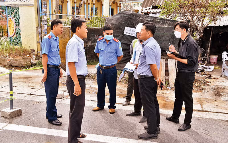 Lực lượng chức năng thuộc Ban An toàn giao thông tỉnh Tiền Giang kiểm tra công trình trên Quốc lộ 1 thuộc địa bàn tỉnh Tiền Giang.
