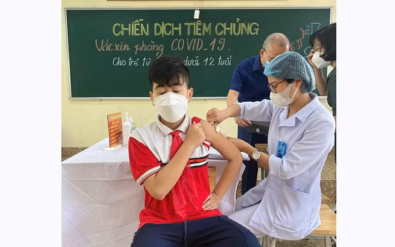 Tiêm vắc-xin vẫn là yếu tố then chốt để dự phòng Covid-19.