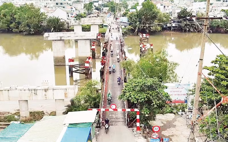 Cầu Long Kiểng, huyện Nhà Bè ngưng trệ thi công ba năm qua, trong tháng 9 sẽ tiếp tục được thi công do đã gỡ vướng về mặt bằng.