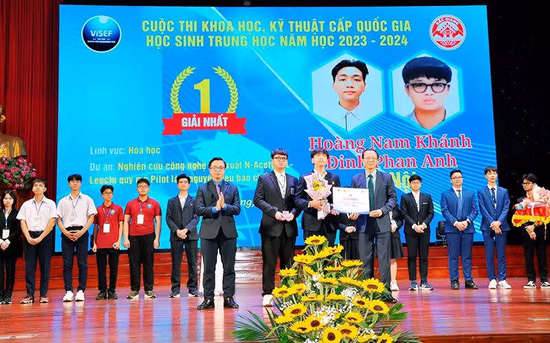 Lãnh đạo Bộ Giáo dục và Đào tạo trao giải kỳ thi khoa học, kỹ thuật cấp quốc gia học sinh THPT năm học 2023-2024.