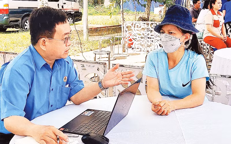 Phó Giám đốc Trung tâm Tư vấn pháp luật-Liên đoàn Lao động thành phố Phạm Văn Hiền tư vấn pháp luật cho người lao động.
