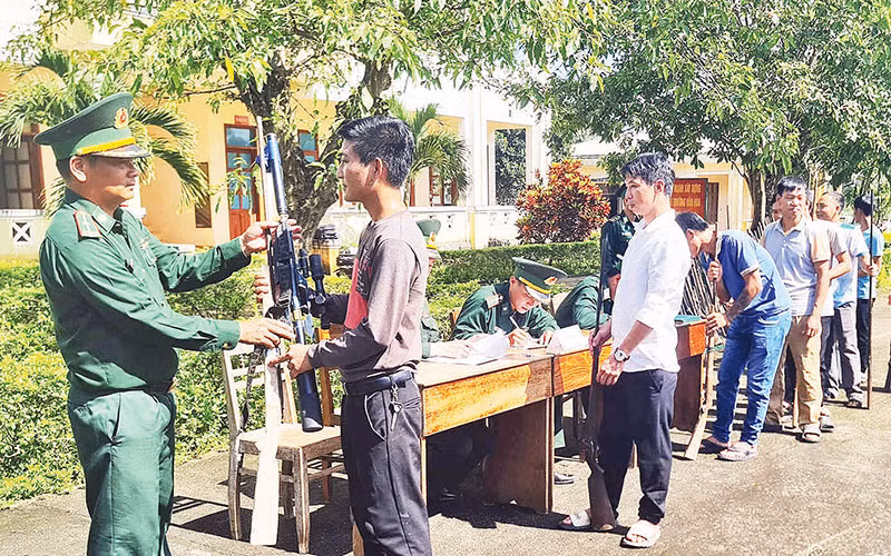 Người dân giao nộp vũ khí tự chế tại Đồn Biên phòng Ia Đal, huyện Ia H'Drai. Người dân giao nộp vũ khí tự chế tại Đồn Biên phòng Ia Đal, huyện Ia H'Drai.