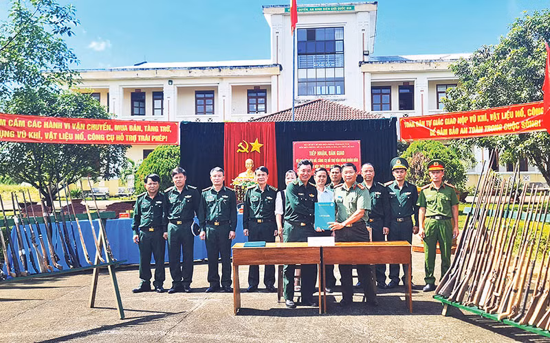 Đồn Biên phòng Ia Đal bàn giao vũ khí, vật liệu nổ do người dân giao nộp cho Công an huyện Ia H'Drai. Đồn Biên phòng Ia Đal bàn giao vũ khí, vật liệu nổ do người dân giao nộp cho Công an huyện Ia H'Drai.