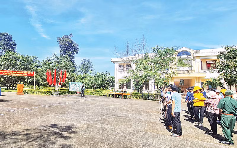 Chiến sĩ Đồn Biên phòng Ia Đal tuyên truyền về tác hại, hậu quả của việc sản xuất, tàng trữ, sử dụng, mua bán trái phép vũ khí, vật liệu nổ cho người dân xã Ia Đal, huyện Ia H'Drai.