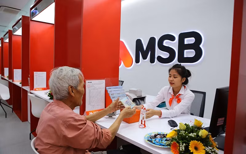Khách hàng giao dịch tại Ngân hàng MSB.