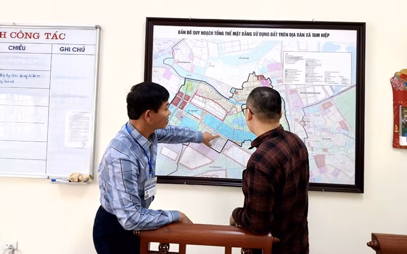 Lãnh đạo UBND xã Tam Hiệp, huyện Thanh Trì thông tin về địa điểm vi phạm.