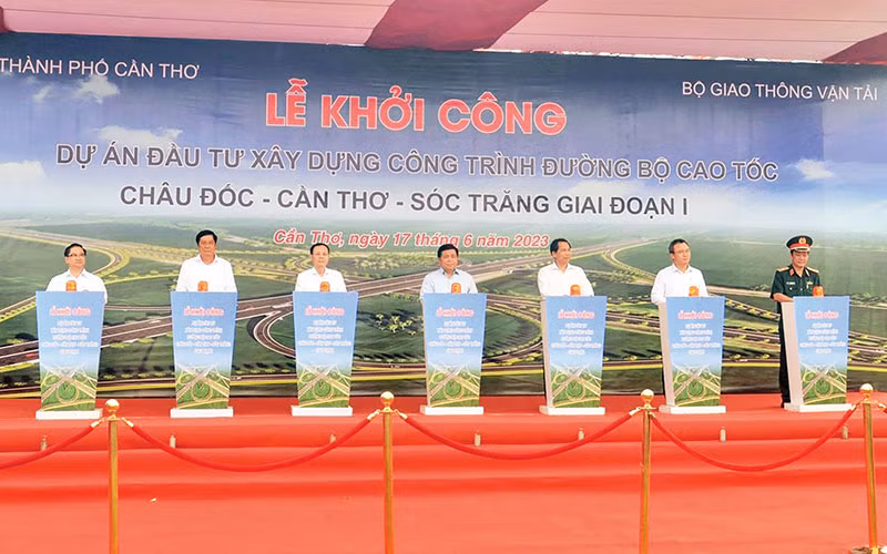 Lãnh đạo thành phố Cần Thơ và các bộ, ngành phát lệnh khởi công đường cao tốc thành phần 2 Cần Thơ.