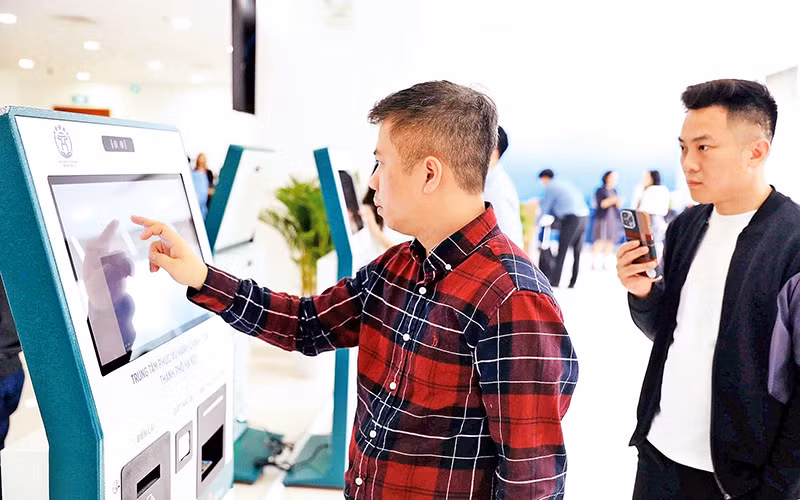 Người dân tra cứu thủ tục hành chính qua kiosk tự động tại Chi nhánh Trung tâm Phục vụ hành chính công Tây Hồ (chi nhánh số 01).