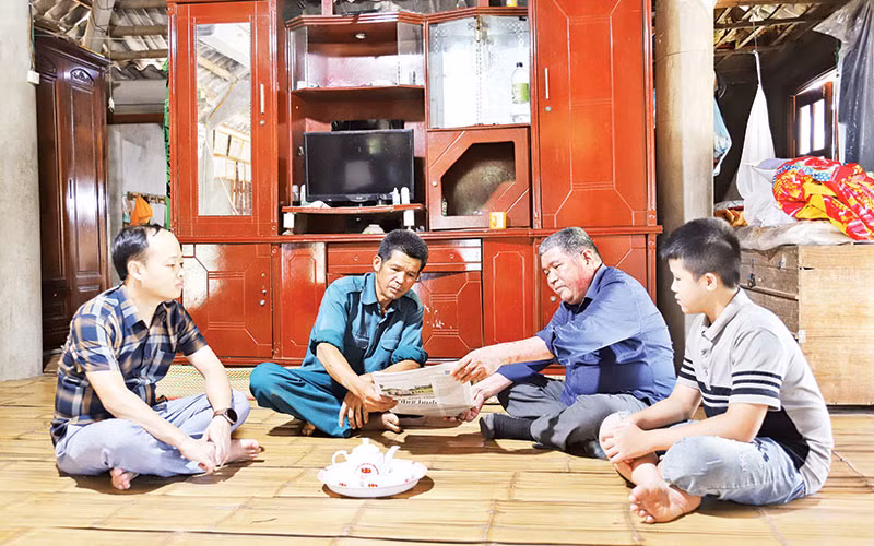 Nghệ nhân Ưu tú Bùi Huy Vọng (thứ 2, bên phải sang), người có uy tín ở xóm Bưng Cọi, xã Hương Nhượng, huyện Lạc Sơn tích cực tuyên truyền pháp luật đến người dân trên địa bàn. 