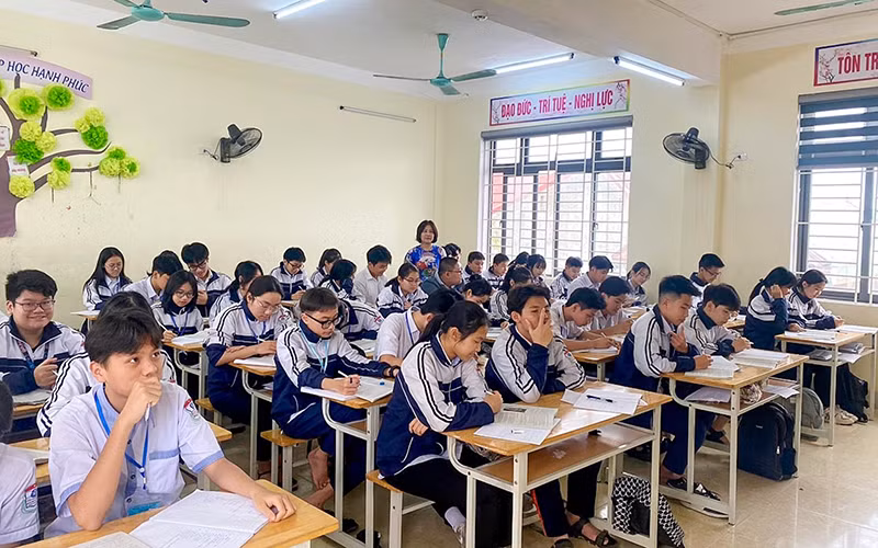 Giờ học của học sinh lớp 9, Trường THCS Hà Huy Tập, tỉnh Nghệ An. (Ảnh MỸ HÀ)