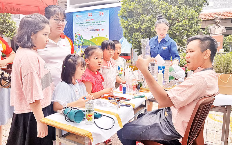 Hướng dẫn các em nhỏ cách làm đồ chơi từ tận dụng chai nhựa dùng một lần.