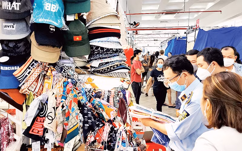 Lực lượng quản lý thị trường kiểm tra hàng hóa tại Trung tâm thương mại Saigon Square ngày 1/11.