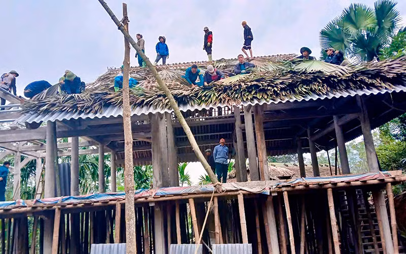 Cán bộ các đoàn thể và người dân địa phương giúp ngày công xây dựng nhà cho hộ nghèo ở xã Yên Thuận, huyện Hàm Yên, tỉnh Tuyên Quang. (Ảnh HẢI CHUNG) Cán bộ các đoàn thể và người dân địa phương giúp ngày công xây dựng nhà cho hộ nghèo ở xã Yên Thuận, huyện Hàm Yên, tỉnh Tuyên Quang. (Ảnh HẢI CHUNG)