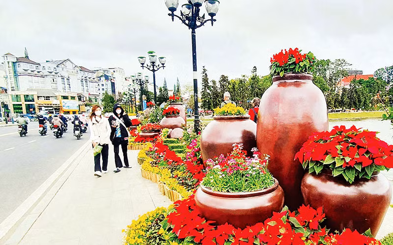 Nhiều cung đường được trang trí hoa tươi rực rỡ chào mừng thành phố Đà Lạt 130 năm tuổi. Nhiều cung đường được trang trí hoa tươi rực rỡ chào mừng thành phố Đà Lạt 130 năm tuổi.