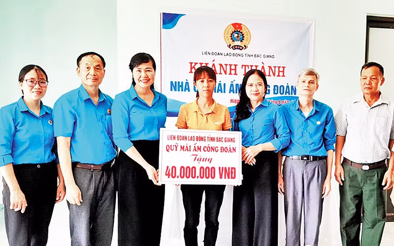 Lãnh đạo LĐLĐ tỉnh Bắc Giang trao kinh phí hỗ trợ xây nhà “Mái ấm công đoàn” cho đoàn viên Hà Thị Hoa. Lãnh đạo LĐLĐ tỉnh Bắc Giang trao kinh phí hỗ trợ xây nhà “Mái ấm công đoàn” cho đoàn viên Hà Thị Hoa.