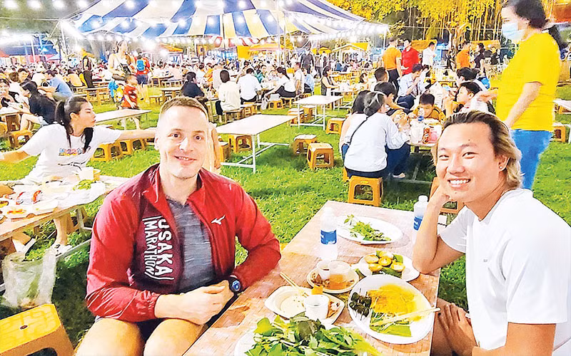 Du khách trải nghiệm tại “Lễ hội Văn hóa ẩm thực, món ngon Saigontourist Group 2023”. (Ảnh: Nhật Xuân)