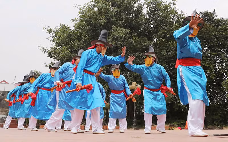 Các nghệ nhân trình diễn trò Xuân Phả. (Ảnh KHIẾU MINH)