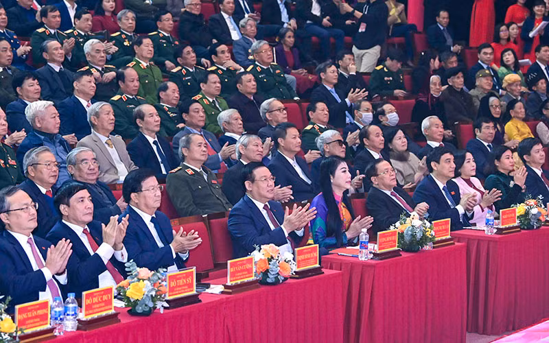 Chủ tịch Quốc hội Vương Đình Huệ cùng các đồng chí lãnh đạo, nguyên lãnh đạo Đảng, Nhà nước và các đại biểu dự lễ kỷ niệm. (Ảnh VŨ LINH)