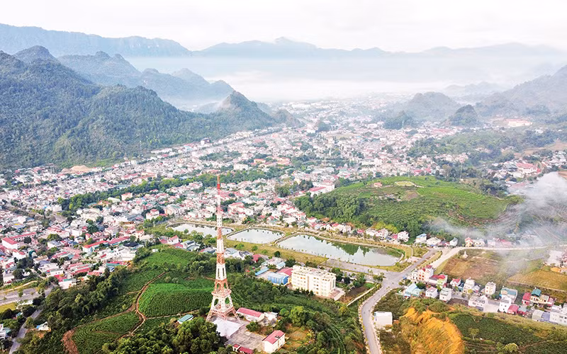 Thành phố Lai Châu trong sương sớm.