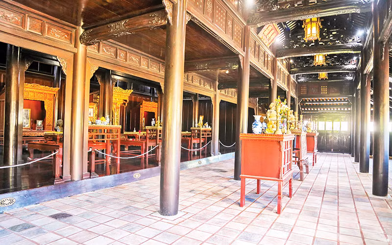 Bên trong điện Long Ân.