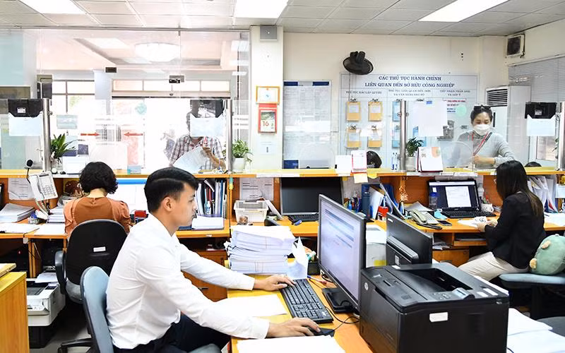 Cán bộ Cục Sở hữu trí tuệ giải quyết hồ sơ đăng ký quyền sở hữu trí tuệ của người dân. (Ảnh MỸ HÀ)
