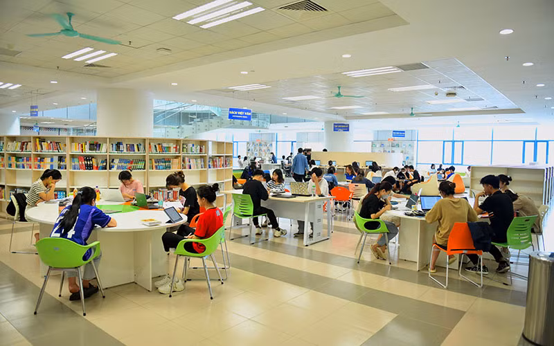 Sinh viên Trường đại học Kinh tế quốc dân tại Thư viện dùng chung của trường . (Ảnh THÙY LINH)