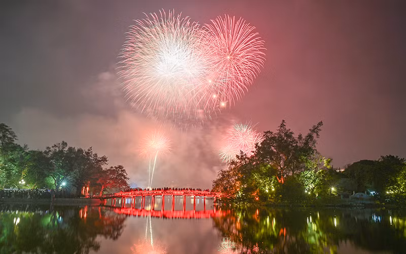 Màn pháo hoa chào năm mới trên bầu trời Hà Nội. (Ảnh THẾ ĐẠI) Màn pháo hoa chào năm mới trên bầu trời Hà Nội. (Ảnh THẾ ĐẠI)