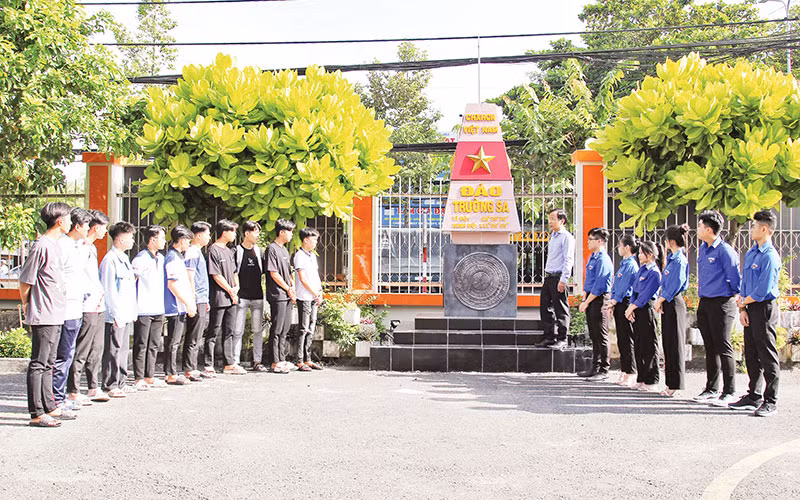 Cột mốc quần đảo Trường Sa trong sân Trường đại học Xây dựng Miền Tây.