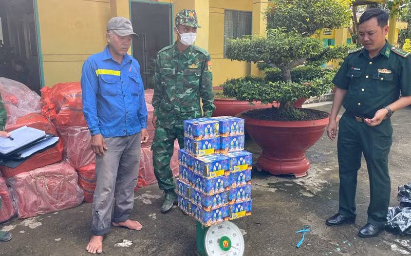 Lực lượng Đồn Biên phòng Sông Trăng (tỉnh Long An) bắt giữ hơn 830kg pháo nổ lậu. (Ảnh THANH PHONG)