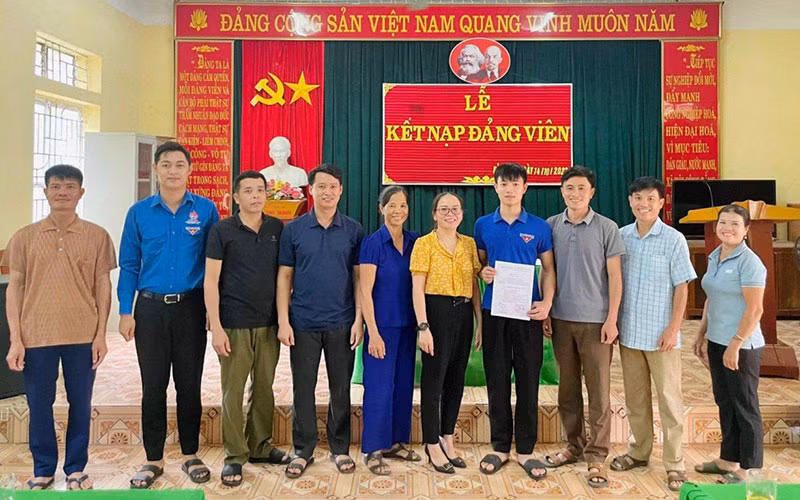 Lễ kết nạp đảng viên tại Chi bộ bản Lau, thị trấn Thạch Giám, huyện Tương Dương.