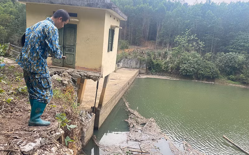 Cánh tường và nhà van của hồ Khuổi Cuộn (Chợ Mới) bị hư hại, sụt nặng, nguy cơ vỡ đe dọa an toàn vùng hạ du.