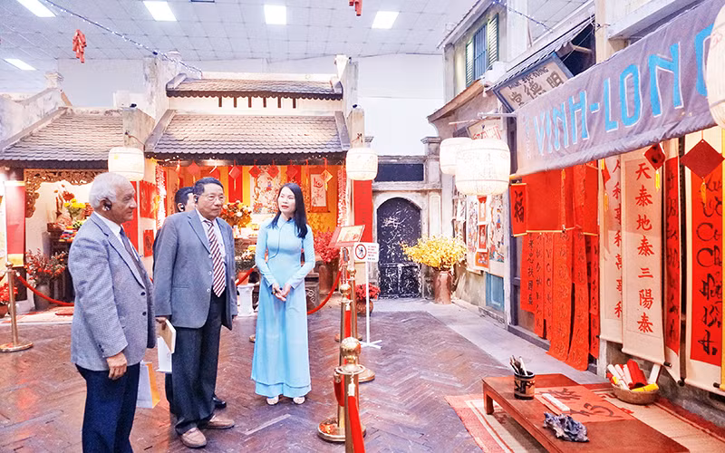 Khách du lịch trải nghiệm hệ thống thuyết minh tự động tại Hoàng thành Thăng Long.