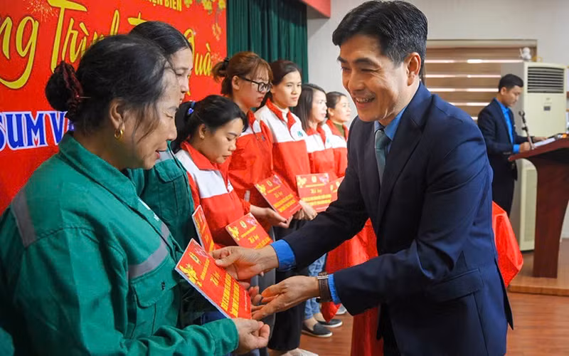 Lãnh đạo Liên đoàn Lao động tỉnh Điện Biên trao quà Tết tặng đoàn viên công đoàn có hoàn cảnh khó khăn.