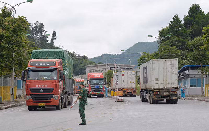 Cán bộ, chiến sĩ Đồn Biên phòng Cửa khẩu quốc tế Hữu Nghị, Cao Lộc (Lạng Sơn) hướng dẫn xe chở hàng hóa vào khu vực cửa khẩu.