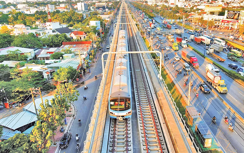Người dân Thành phố Hồ Chí Minh dễ dàng “chạm thẻ” thanh toán khi đi trên tuyến đường sắt Bến Thành - Suối Tiên. Người dân Thành phố Hồ Chí Minh dễ dàng “chạm thẻ” thanh toán khi đi trên tuyến đường sắt Bến Thành - Suối Tiên.