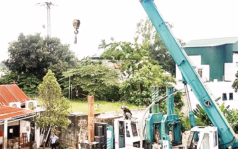 Thi công đường ống dẫn nước sạch tới hai huyện Cẩm Giàng, Bình Giang. (Ảnh QUỐC VINH)