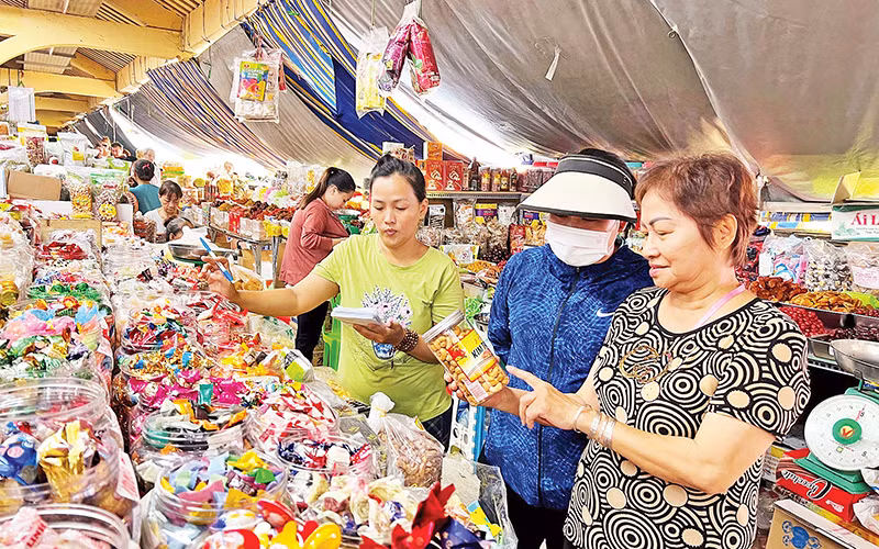 Tiểu thương chợ Bình Tây chuẩn bị hàng Tết phong phú phục vụ người dân mua sắm.
