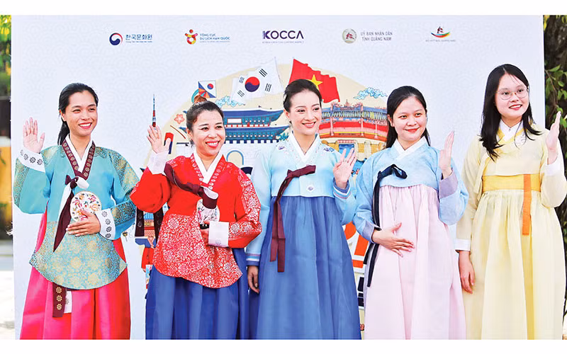 Du khách trong trang phục Hanbok của Hàn Quốc.