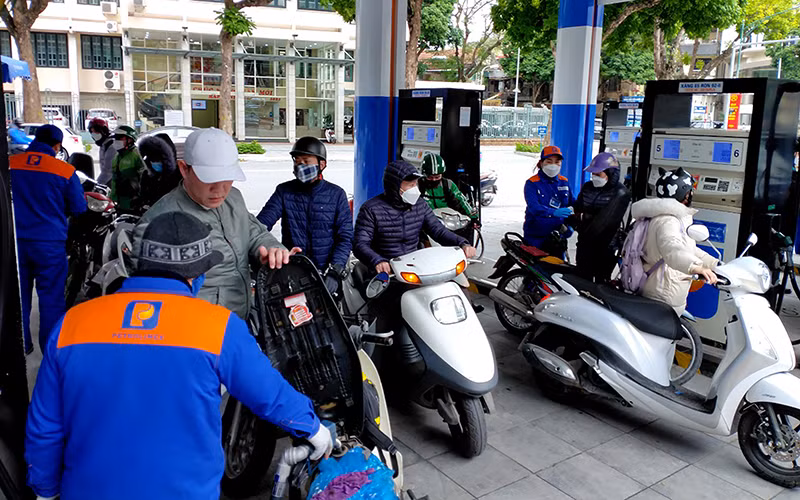 Người dân mua xăng tại cây xăng dầu trên phố Trần Hưng Đạo, quận Hoàn Kiếm, Hà Nội. (Ảnh Nguyễn Đăng) Người dân mua xăng tại cây xăng dầu trên phố Trần Hưng Đạo, quận Hoàn Kiếm, Hà Nội. (Ảnh Nguyễn Đăng)
