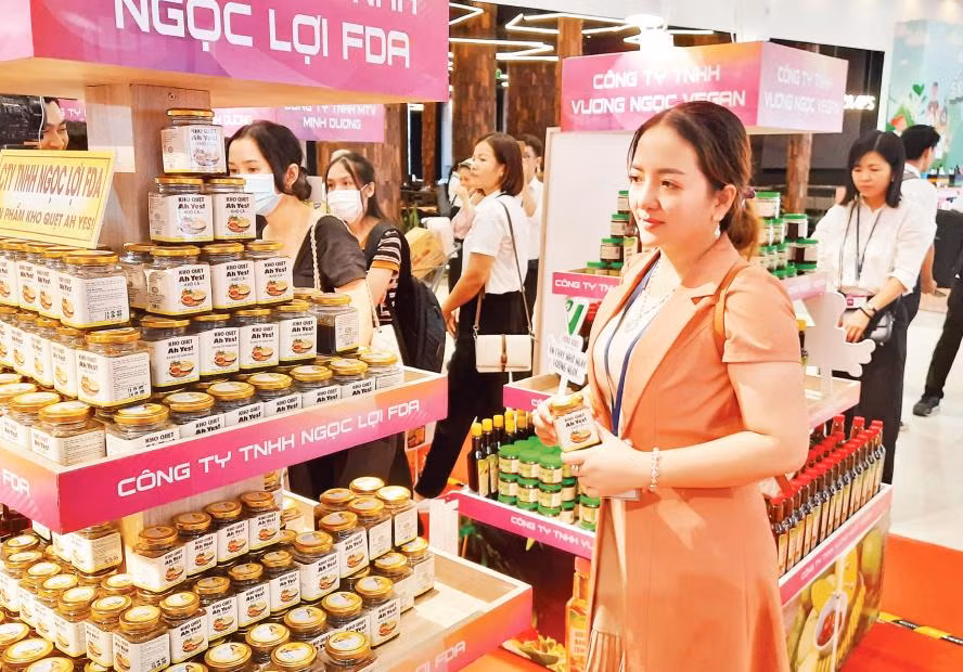 Trưng bày sản phẩm tại “Tuần lễ Triển lãm sản phẩm doanh nghiệp Việt tại AEON”. 